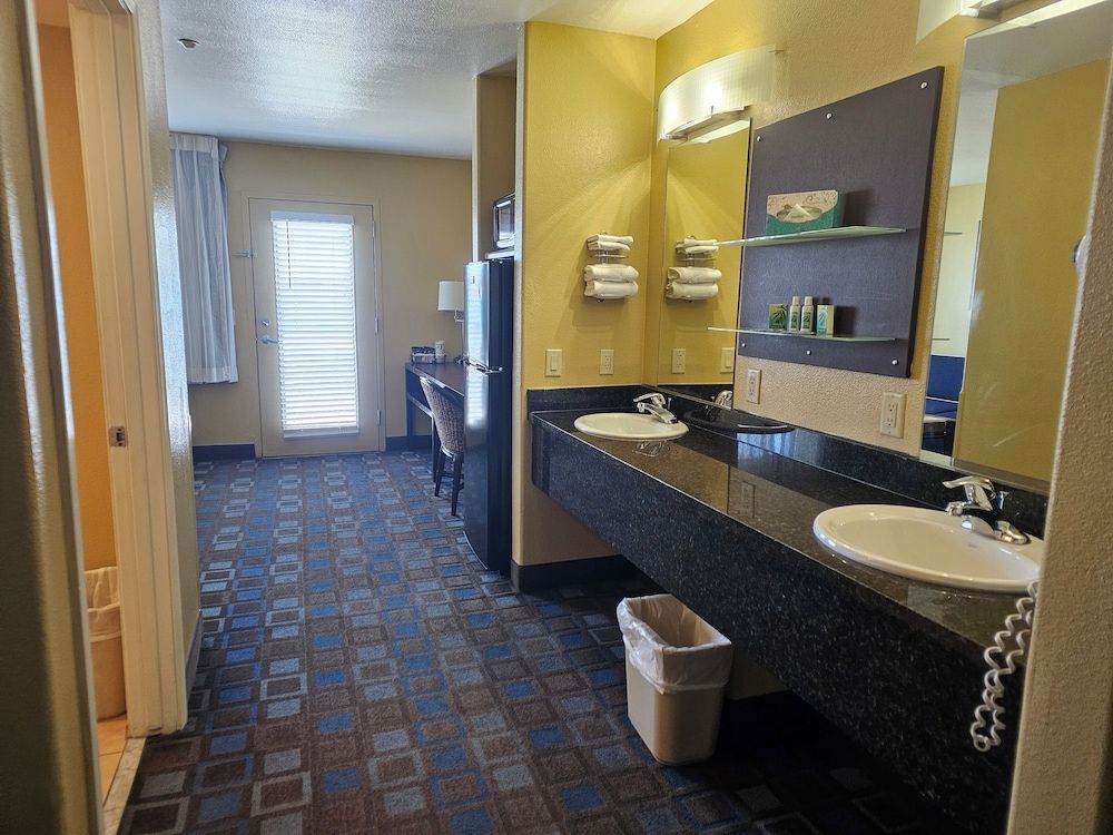 The Nautical Beachfront Resort Suite (Beach Level, 2 Queen) 3