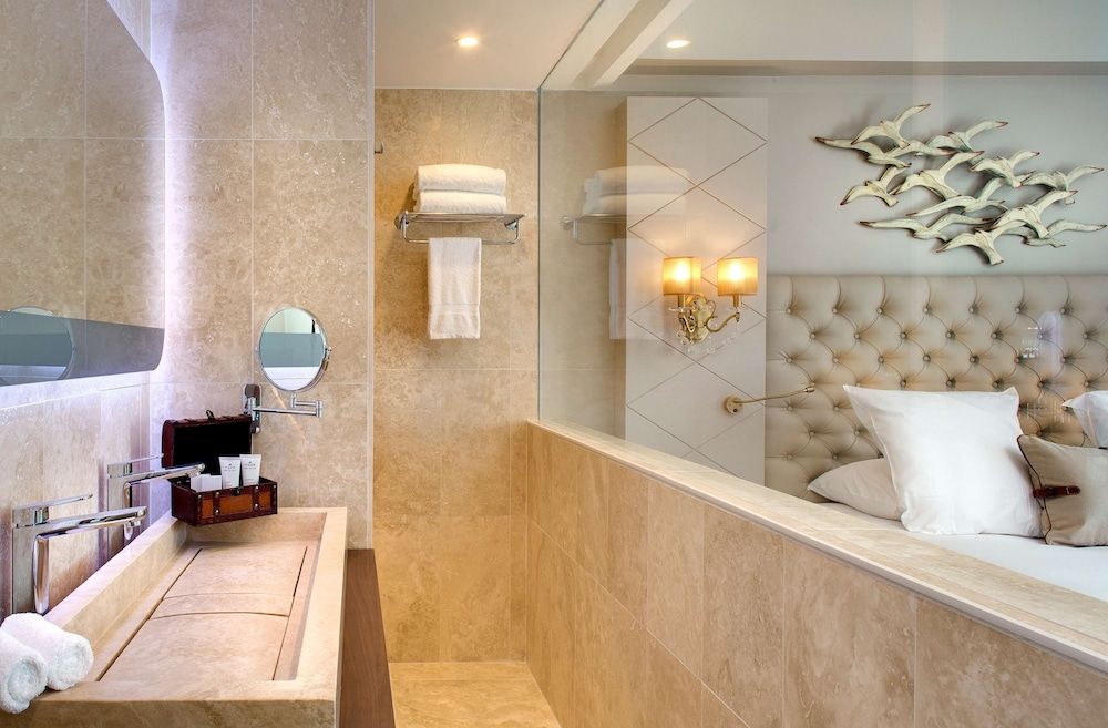 Deluxe Room, 1 Queen Bed (Classic)