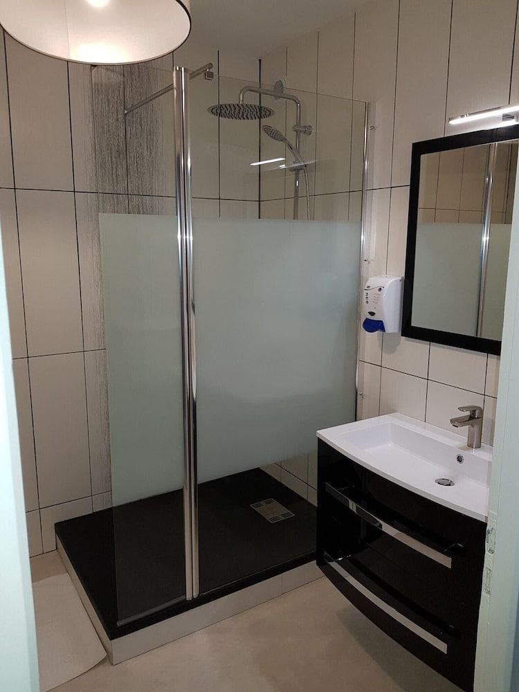 Hôtel Le Lyon Vert Commentry Double Room, 1 Queen Bed 7