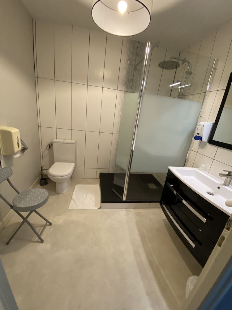 Hôtel Le Lyon Vert Commentry Double Room, 1 Queen Bed 5