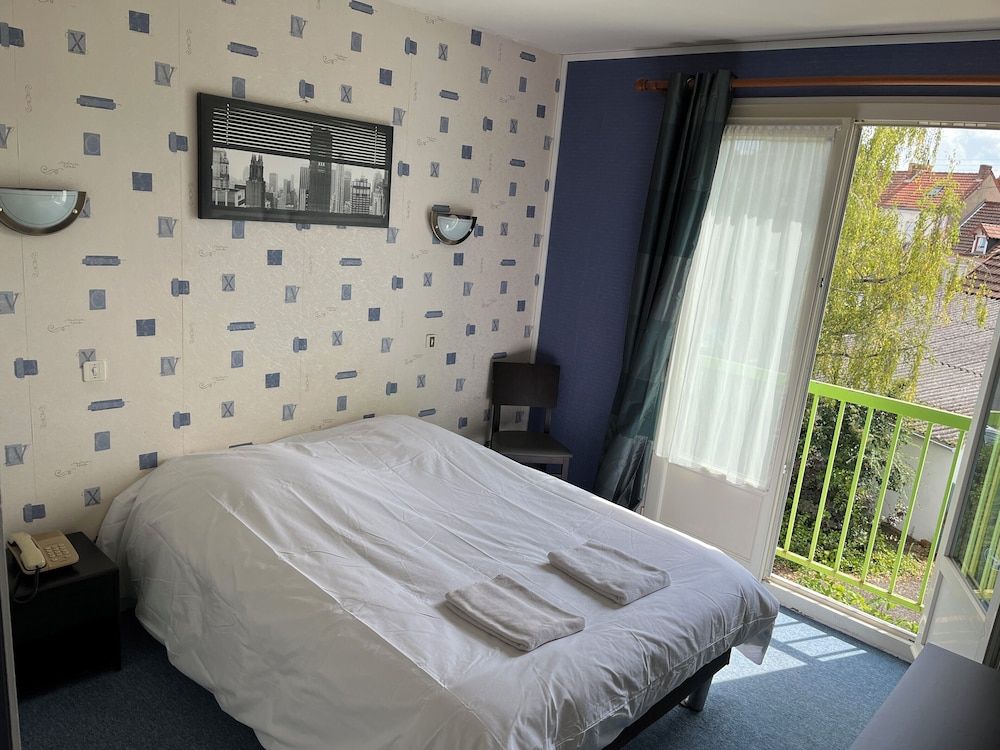 Hôtel Le Lyon Vert Commentry Double Room, 1 Queen Bed 2