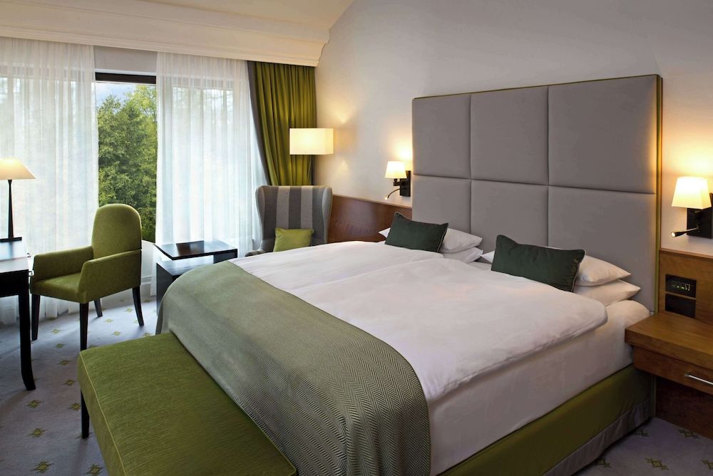 Deluxe Room, 1 King Bed, Lake View