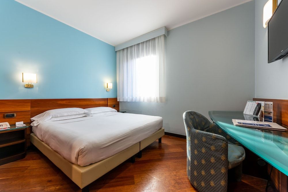 Hotel Mirage, Sure Hotel Collection by Best Western Standard Room, 1 King Bed 4