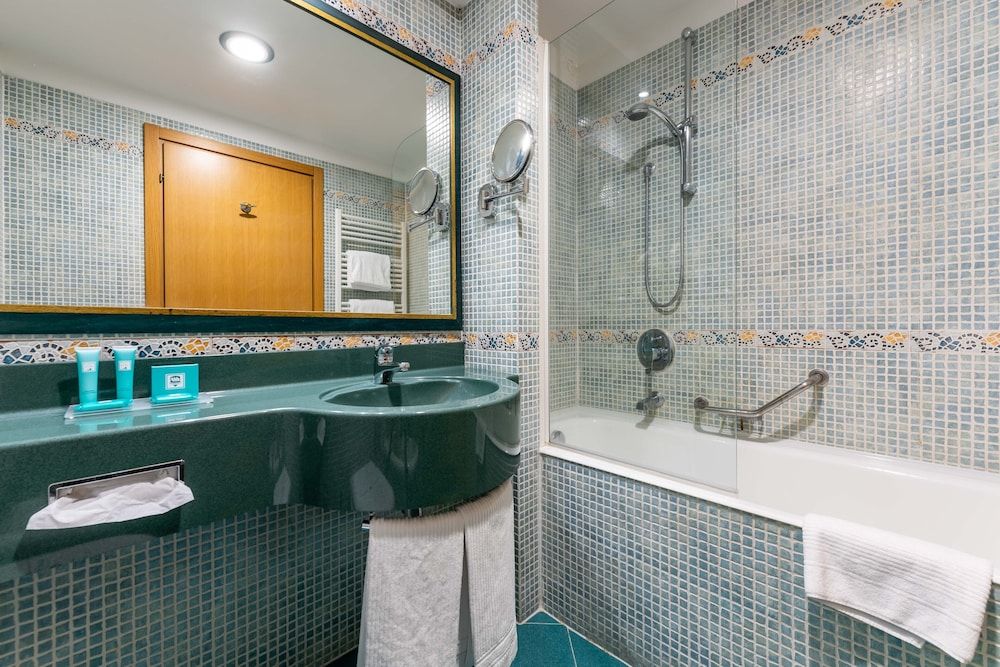 Hotel Mirage, Sure Hotel Collection by Best Western Standard Room, 1 King Bed 10