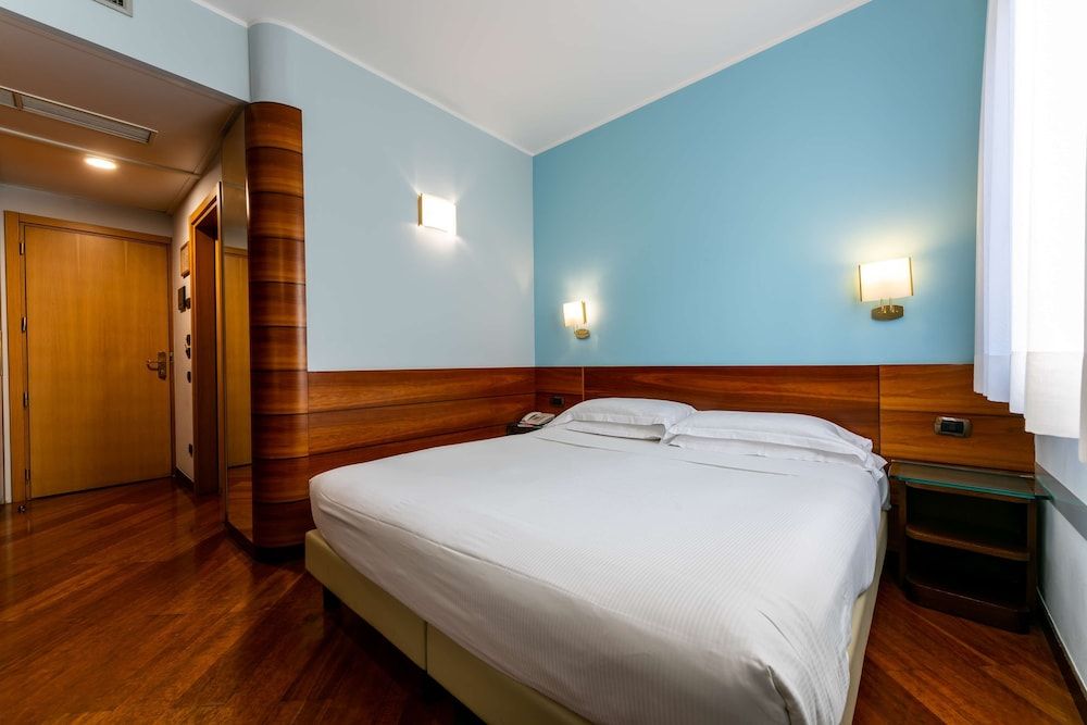 Hotel Mirage, Sure Hotel Collection by Best Western Standard Room, 1 King Bed 7