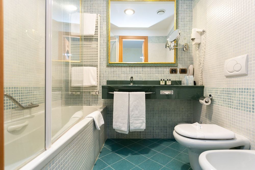 Hotel Mirage, Sure Hotel Collection by Best Western Standard Room, 1 King Bed 9