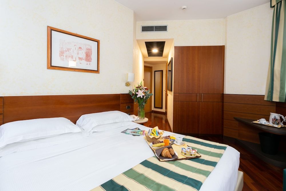 Hotel Mirage, Sure Hotel Collection by Best Western Standard Room, 1 King Bed 3