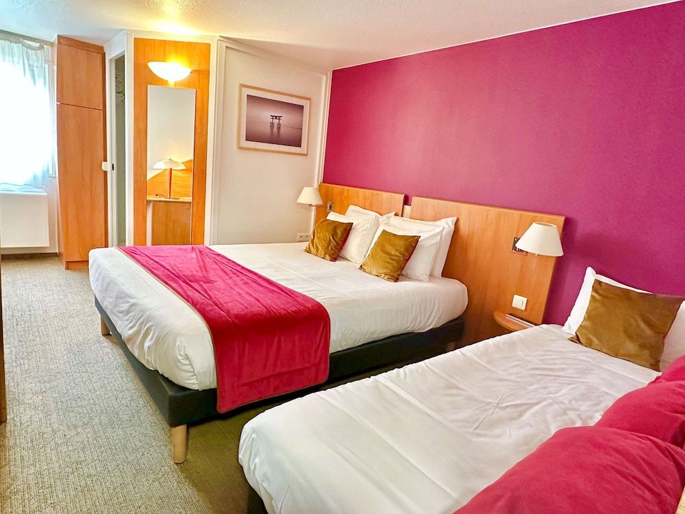 Kyriad Les Ulis Standard Room, Multiple Beds 5