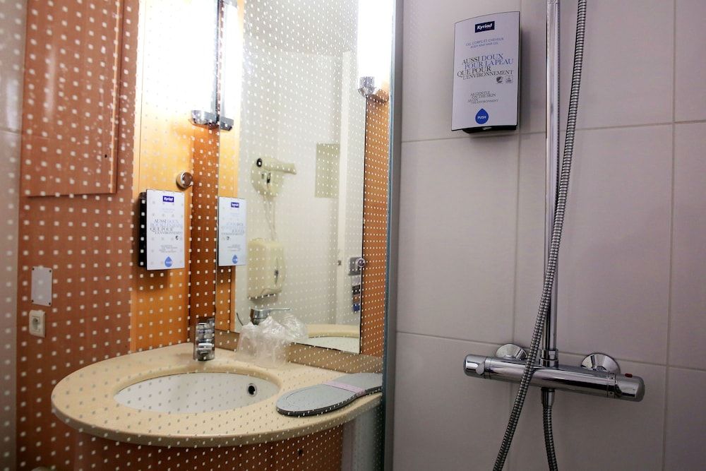 Kyriad Les Ulis Standard Room, Multiple Beds 7