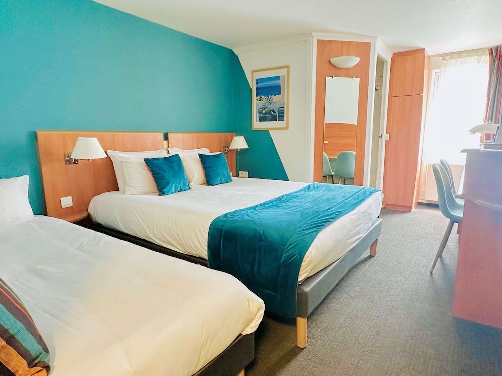 Kyriad Les Ulis Standard Room, Multiple Beds 4