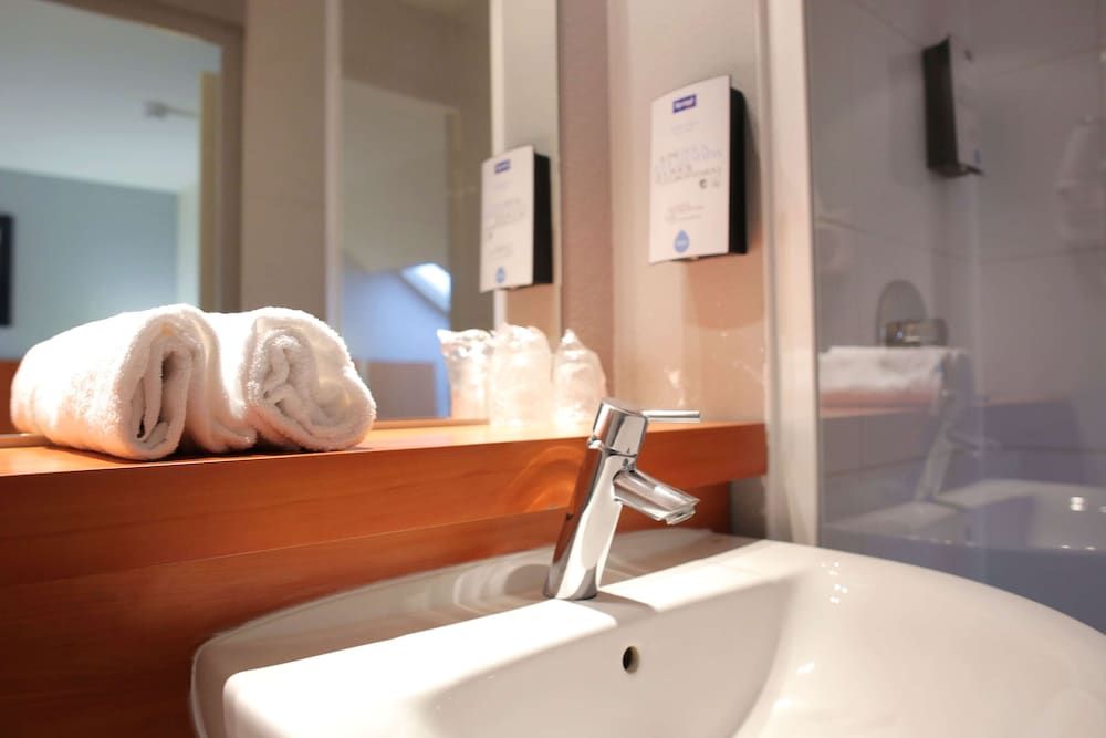 Kyriad Les Ulis Standard Room, Multiple Beds 9