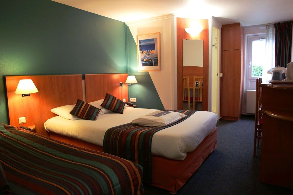 Kyriad Les Ulis Standard Room, Multiple Beds 3