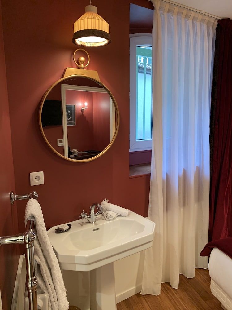 Maison Lepic Comfort Double or Twin Room, Bathtub, Courtyard View 7
