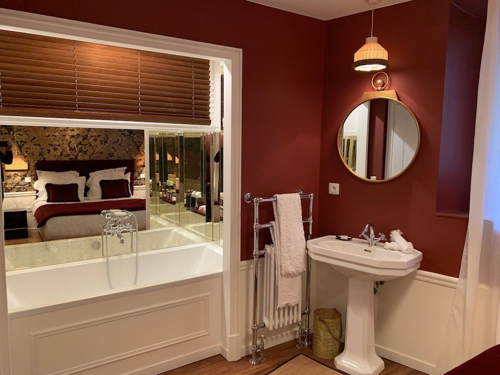 Maison Lepic Comfort Double or Twin Room, Bathtub, Courtyard View 5