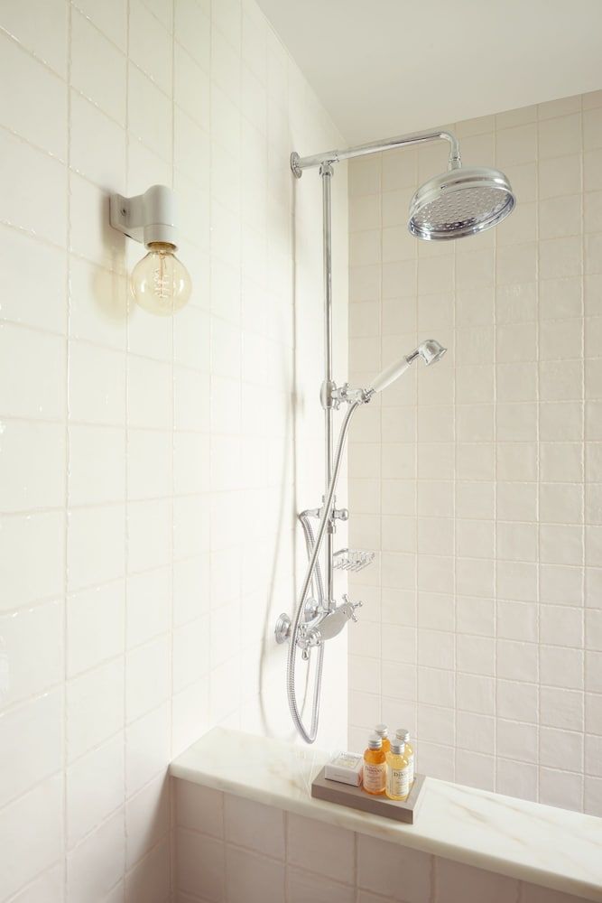 Maison Lepic Double Room (Erik Satie) 6