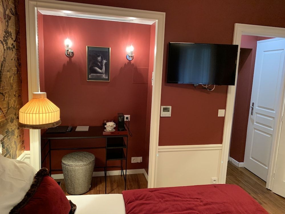 Maison Lepic Comfort Double or Twin Room, Bathtub, Courtyard View 3