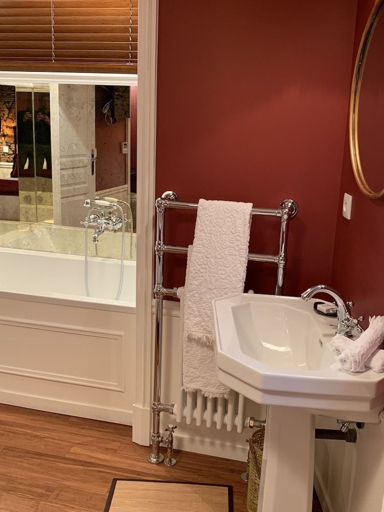 Maison Lepic Comfort Double or Twin Room, Bathtub, Courtyard View 6