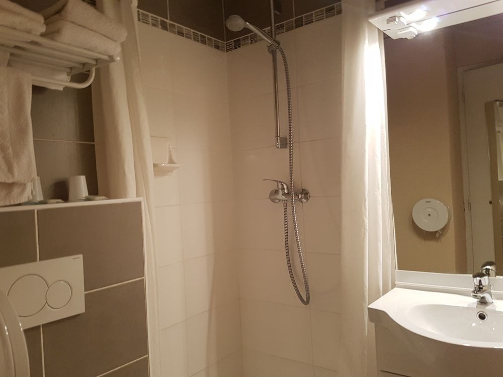 Hôtel du Centre Triple Room (3 beds) 5