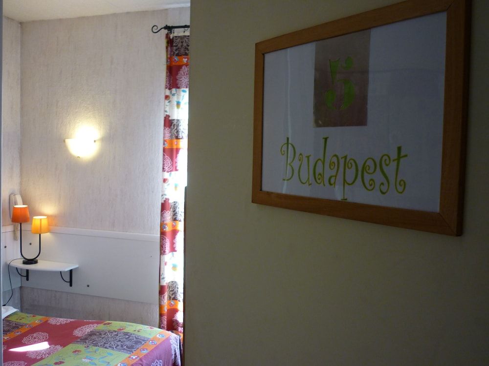 Hôtel du Centre Triple Room (3 beds) 2