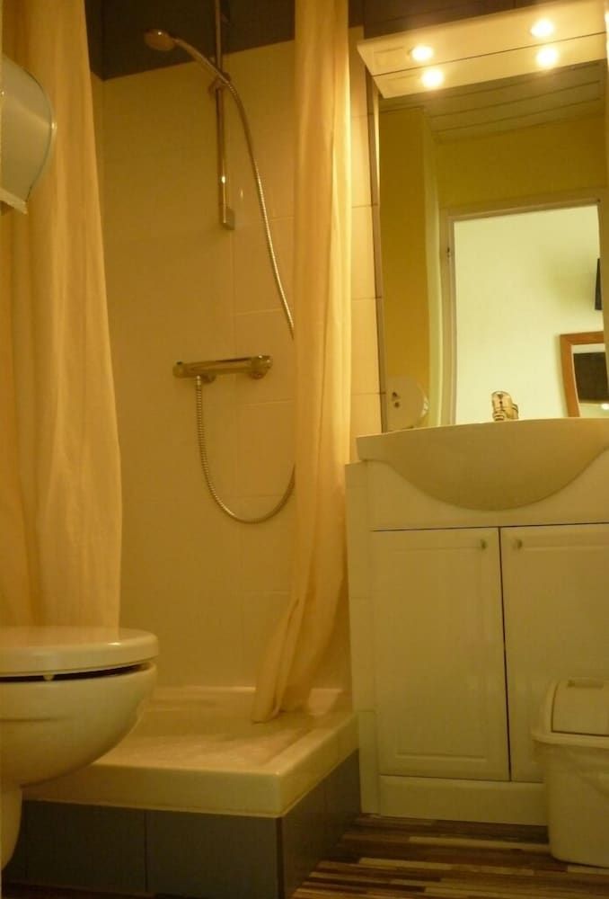 Hôtel du Centre Twin Room 3