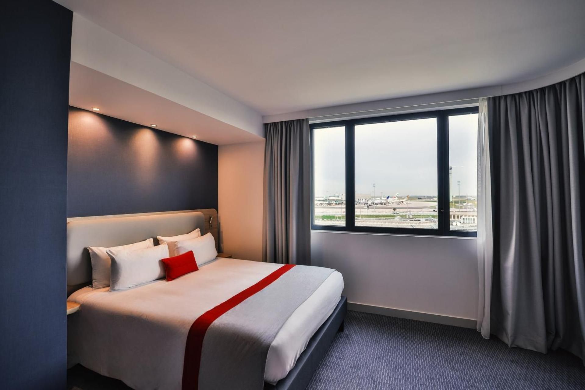 Standard Double Room with Airport View and Sofa Bed