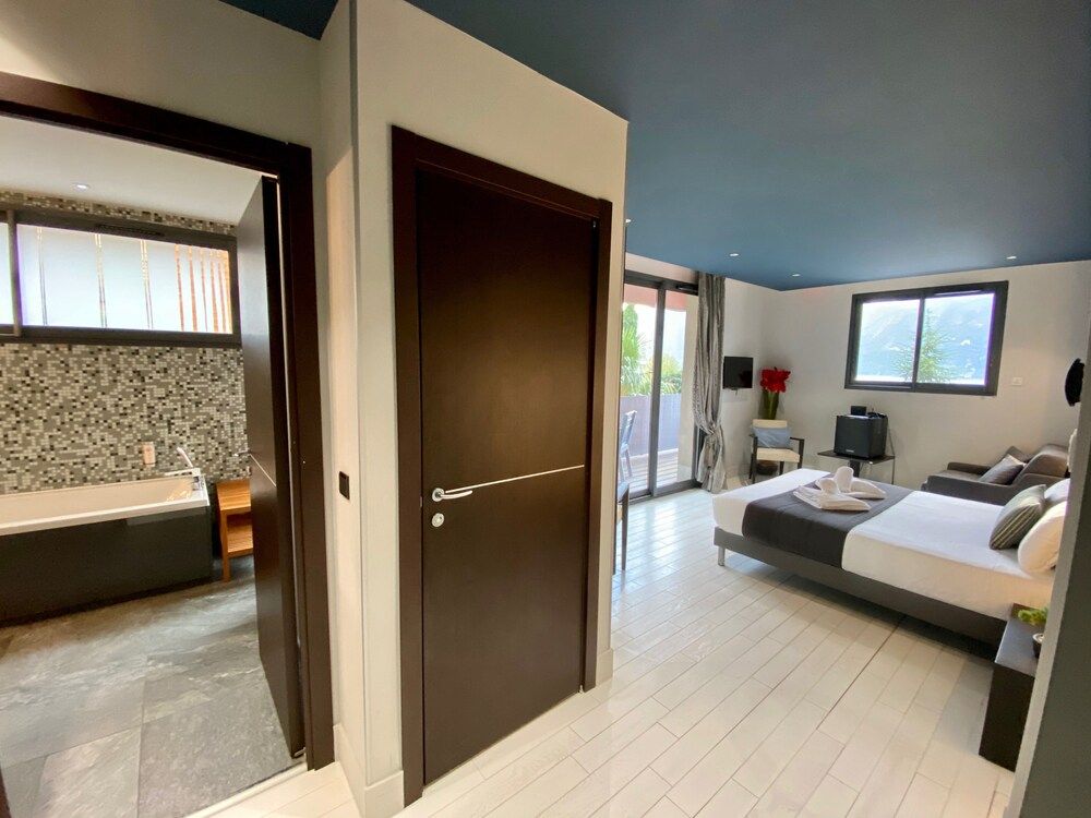 Comfort Double Room, Lake View (balcon, salle de bain et douche)