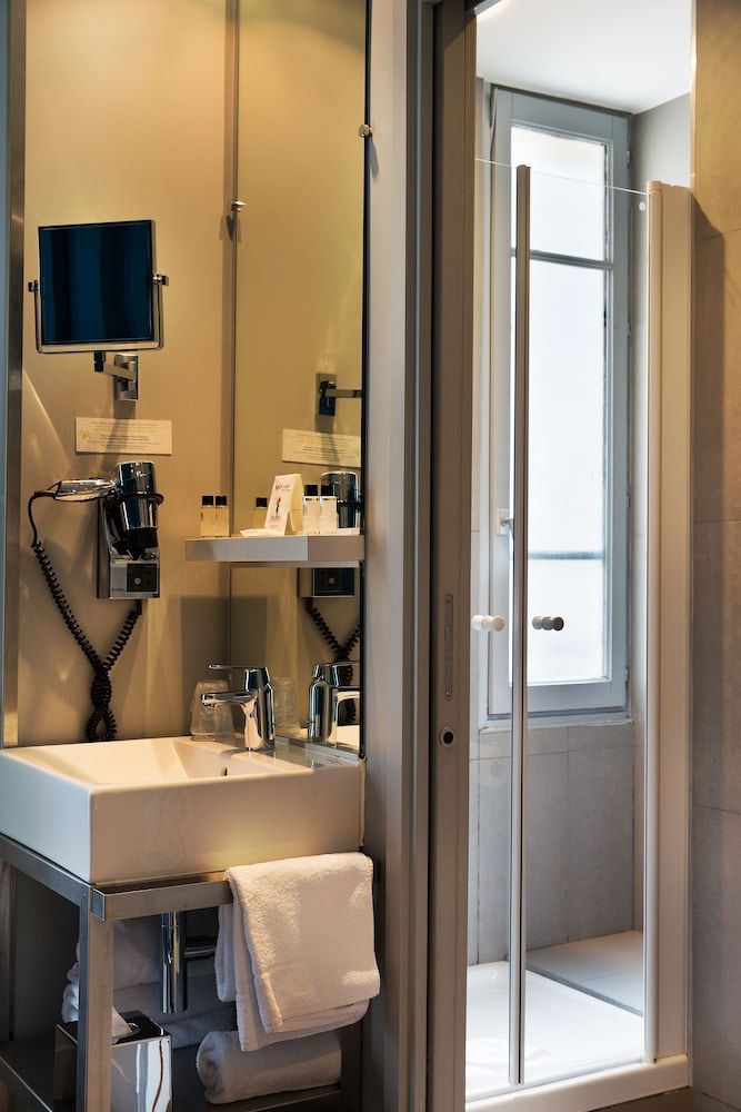 Hotel Arc de Triomphe Etoile Classic Twin Room 5