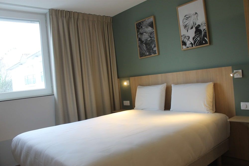 Standard Room (1 Double Bed, 1 Double Bunk Bed)