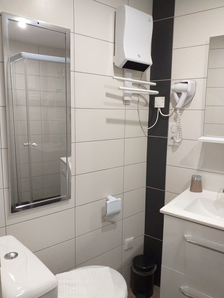 Hôtel La Couronne Comfort Twin Room 7