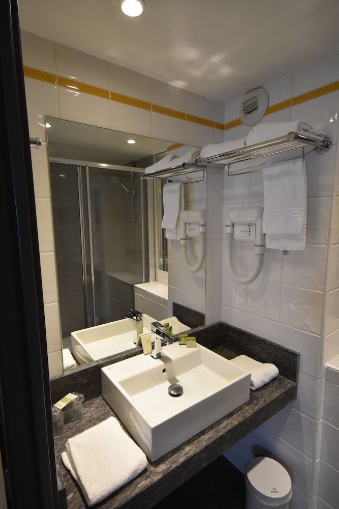 Logis Hôtel L'Orée de Chartres Standard Double Room 5