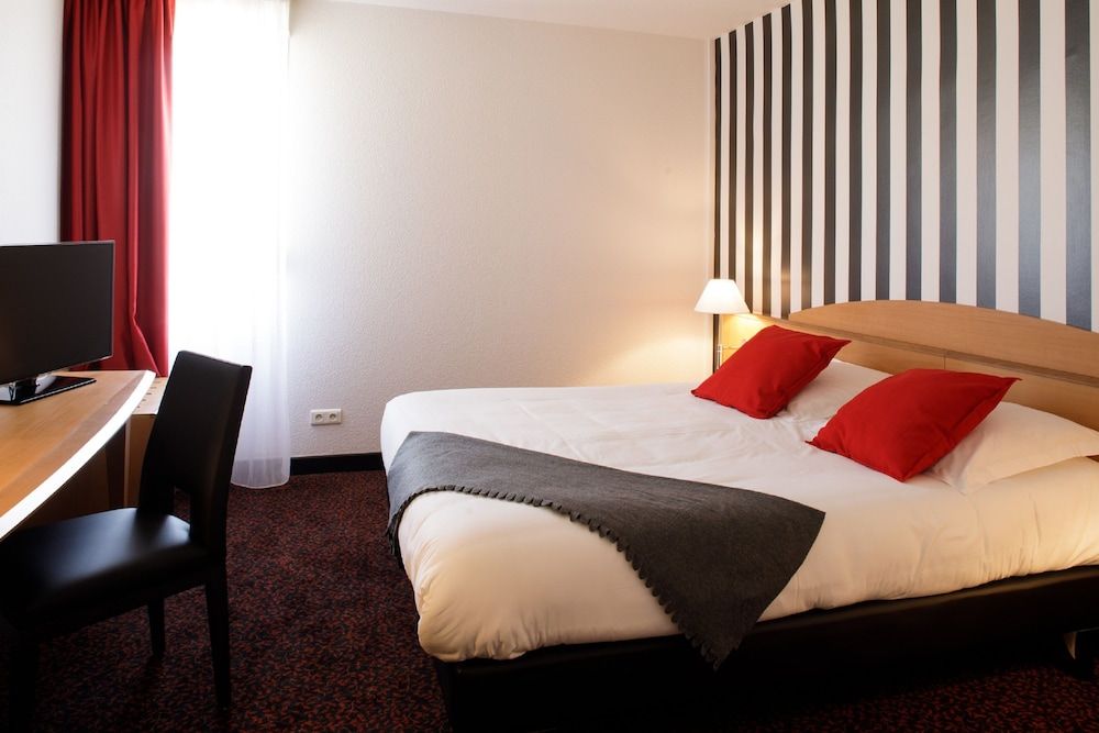 Logis Hôtel L'Orée de Chartres Superior Double Room 5