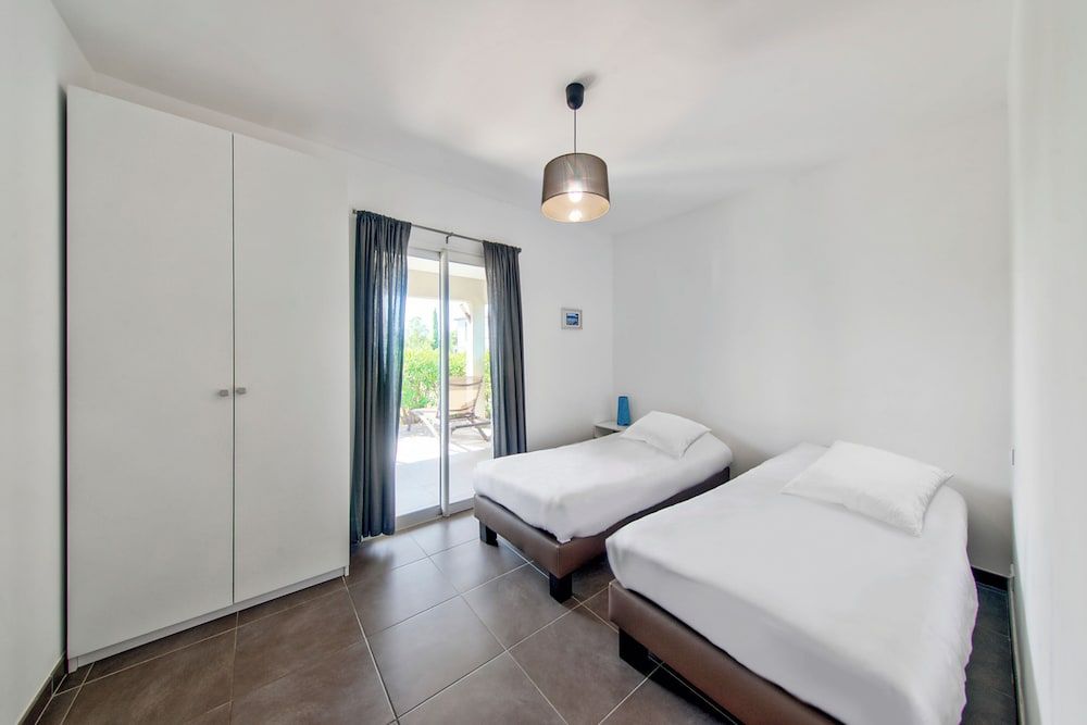 House for 6 people - 2 bedrooms - Spacious - Air conditioning - Terrace - 75 m and 50 m terrace