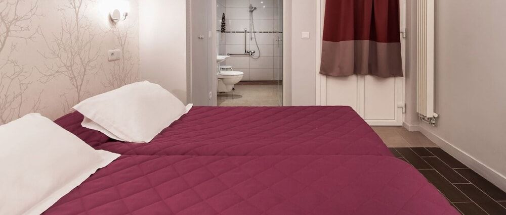 Hotel Americain Twin Room 3