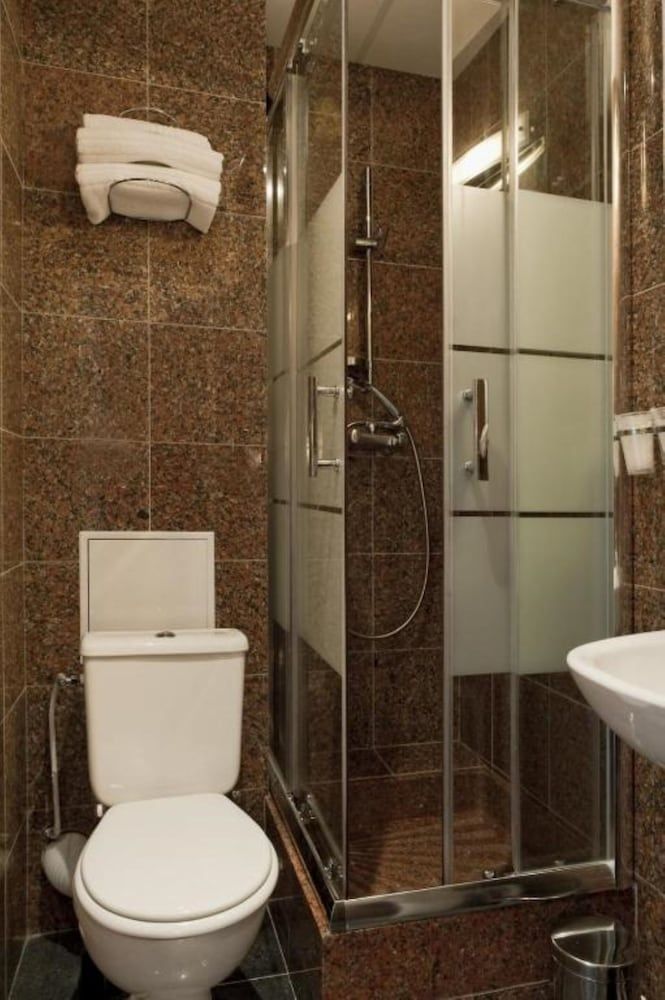 Hotel Americain Twin Room 10