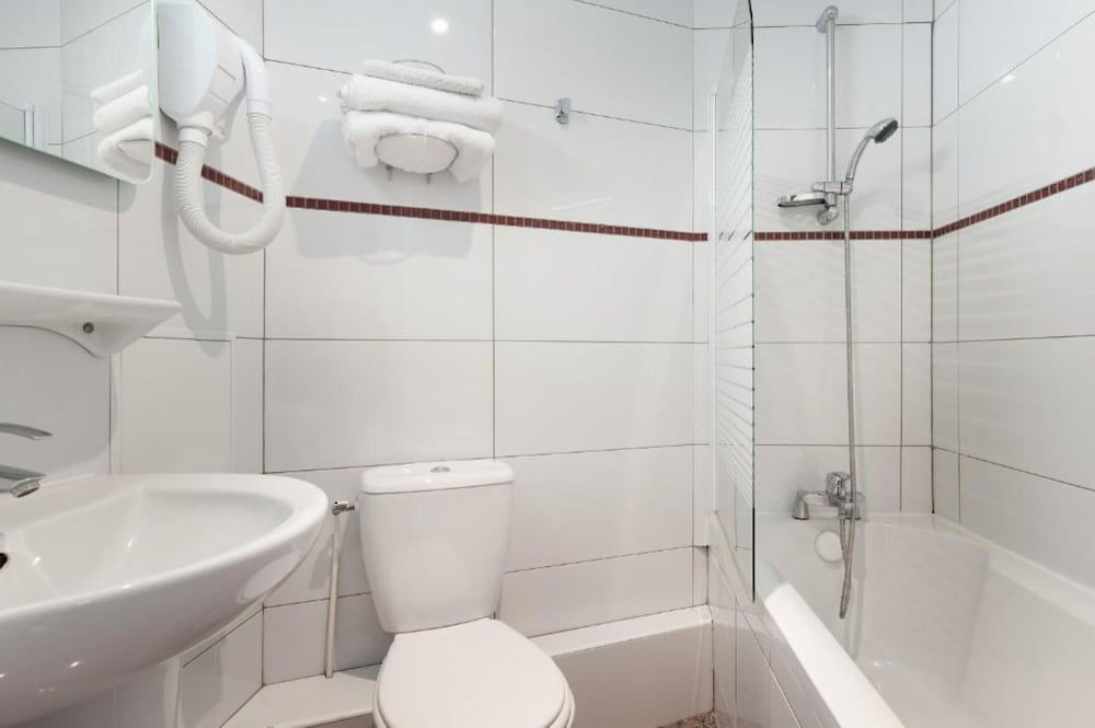 Hotel Americain Twin Room 9