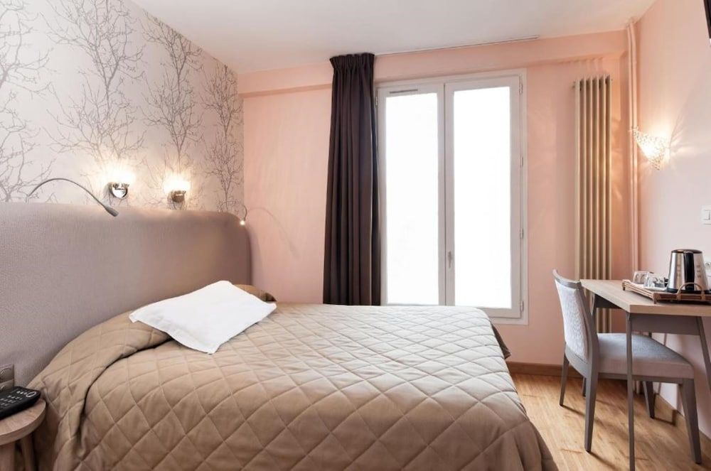 undefined Hotel Americain 5