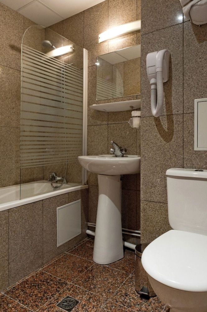 Hotel Americain Twin Room 8