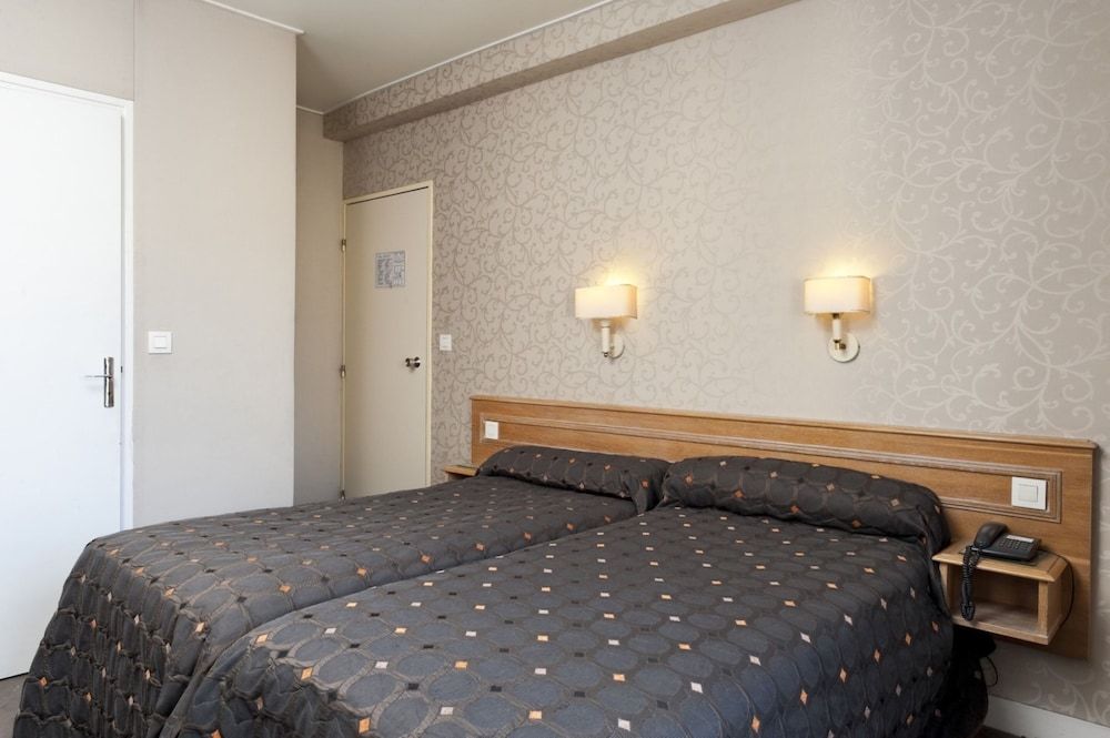 Hotel Americain Twin Room 5