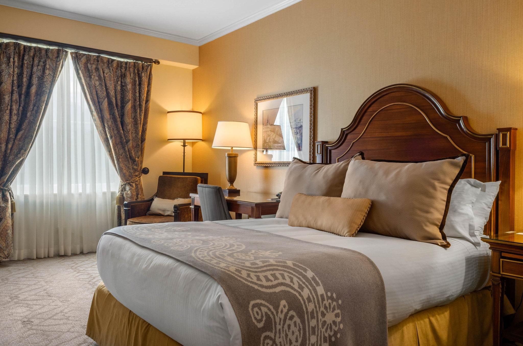 Deluxe Room 1 Queen Bed