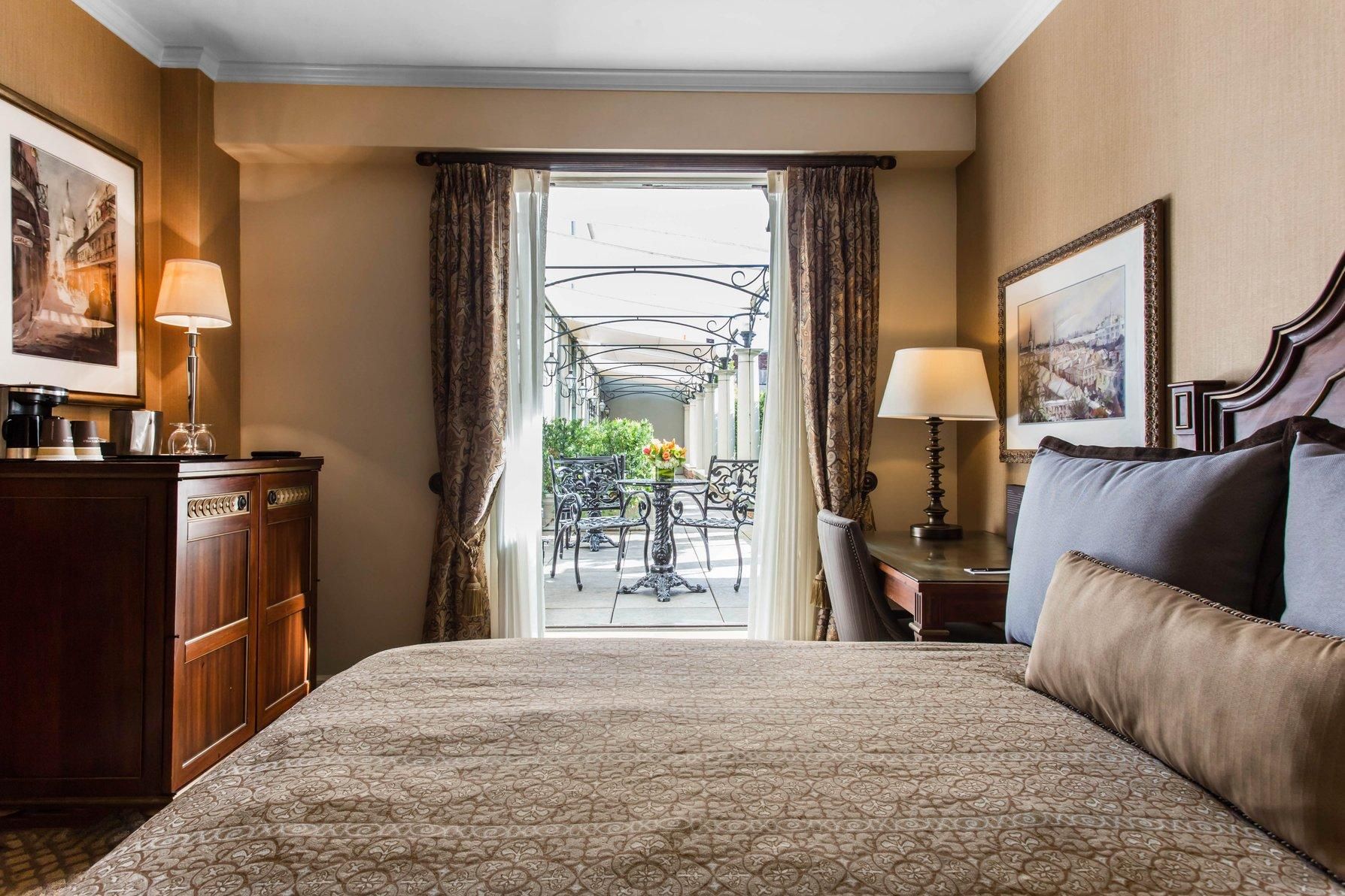 Courtyard Room 1 Queen Bed