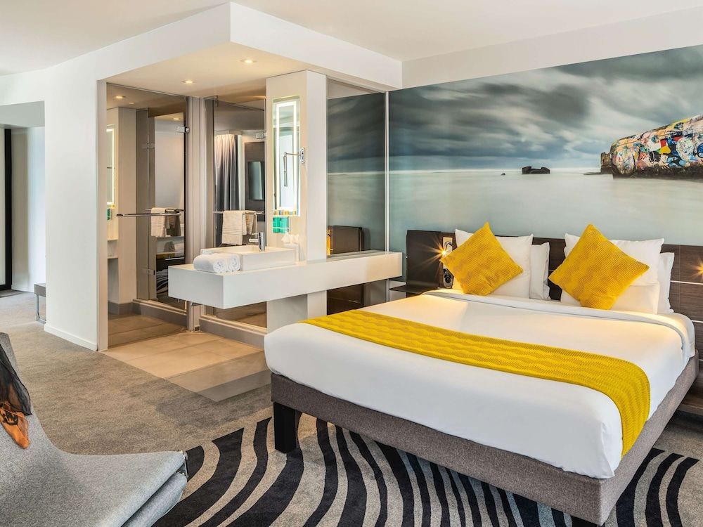 Suite, 1 Queen Bed with Sofa bed