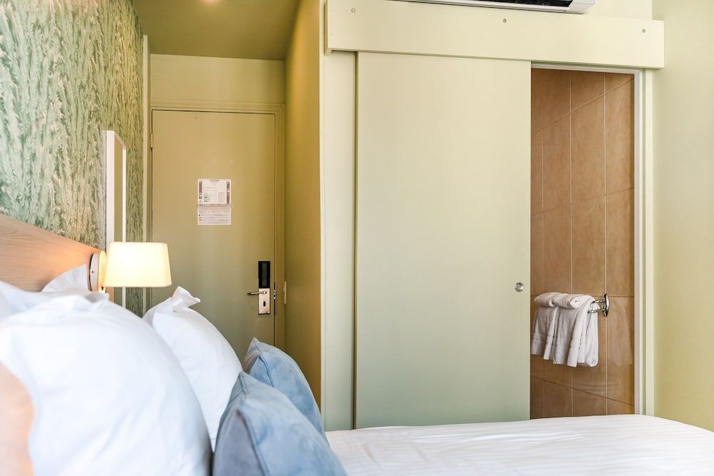 Hotel Du Centre, un hotel AMMI Chambre Petite Double Economique 9m² - Vue Cour 6