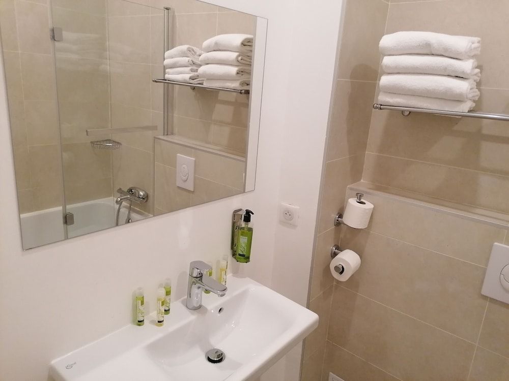 Hotel Du Centre, un hotel AMMI Suite Junior 20m² - Vue Notre-Dame 13