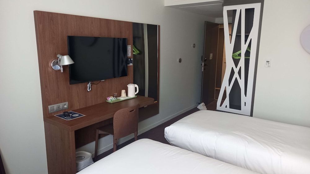 Campanile Le Mans Centre - Gare Next Generation, Room, 2 Twin Beds 12