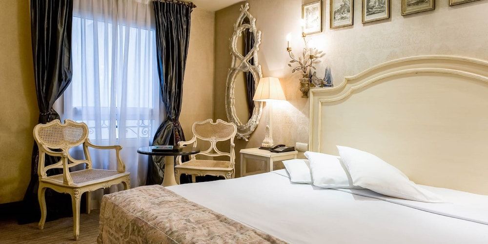 undefined Hôtel Chateaubriand Champs Elysées