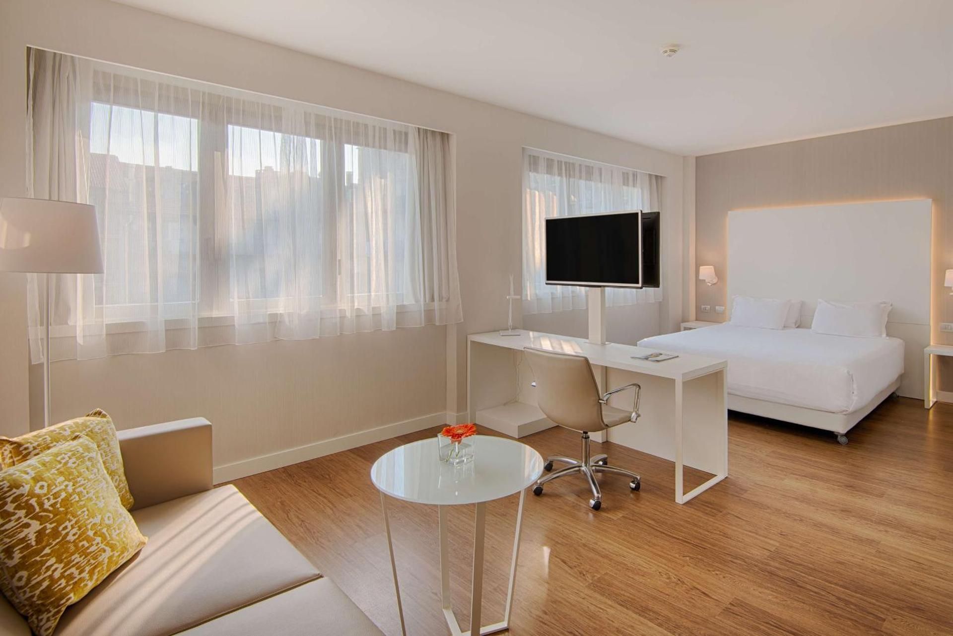 NH Torino Centro Junior Suite with extra bed (2 adults + 2 children) 3