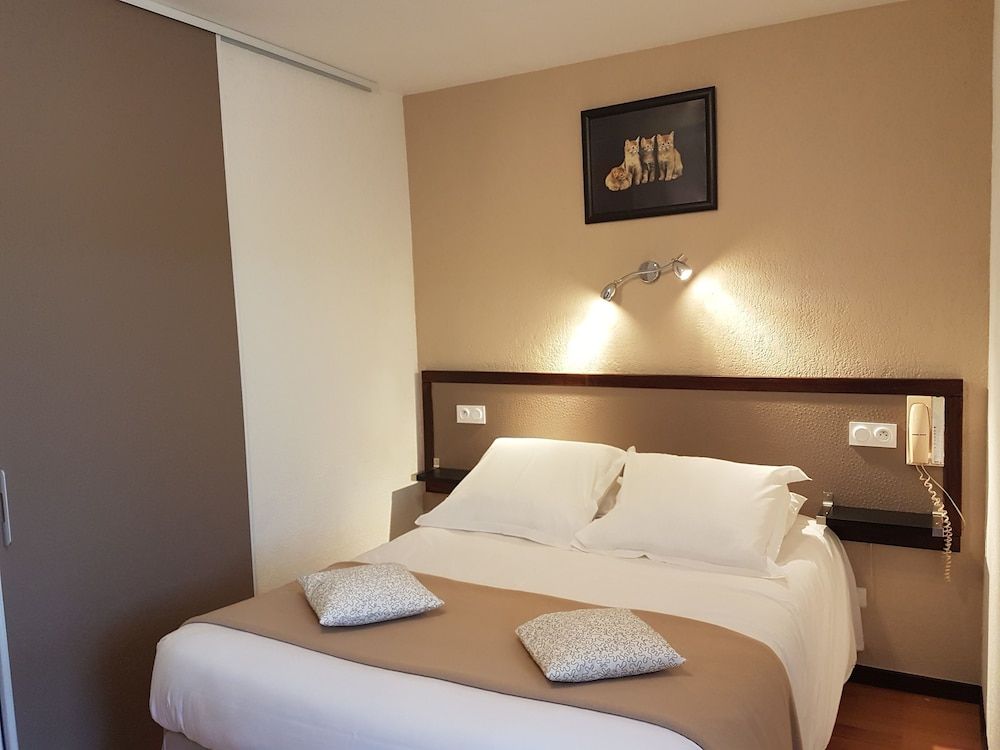 Quadruple Family Room, ground floor, pool side