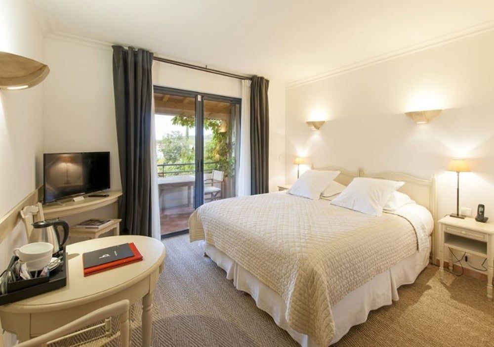 Du Côté des Olivades Comfort Double Room, Bathtub