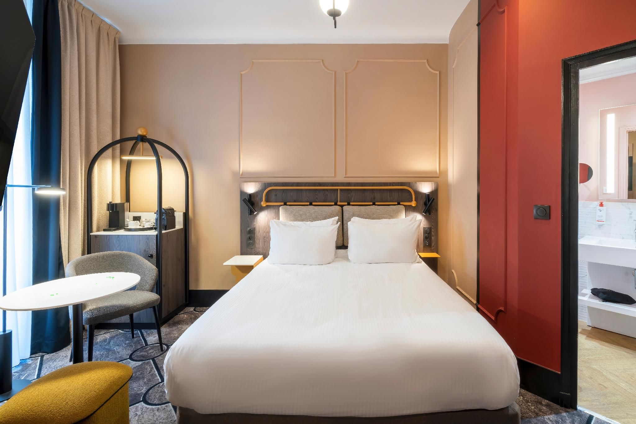 Grand Hotel des Brotteaux Lyon Ctre - Handwritten Collection Superior Room with a double bed