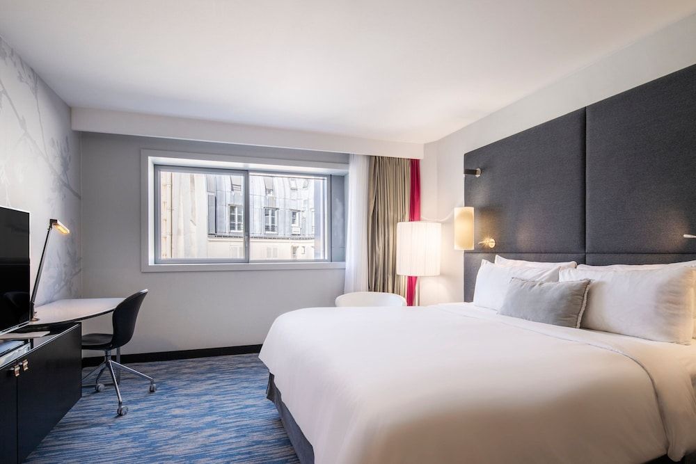 Renaissance Paris Arc de Triomphe Hotel Room, 1 Queen Bed, Garden View 3